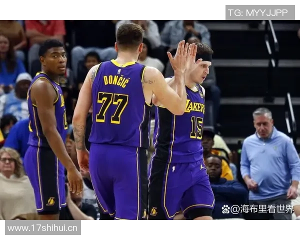 艾顿谈东契奇与里夫斯的球风对比认为前者似保罗后者如布克 艾顿谈东契奇与里夫斯的球风对比认为前者似保罗后者如布克